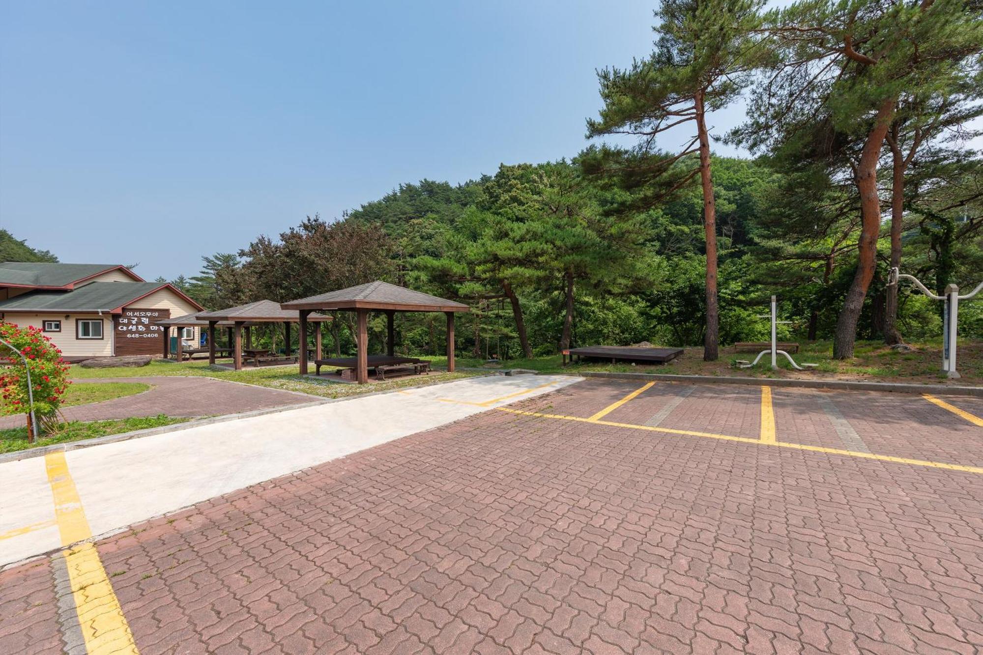 Gangneung Yasaenghwa Maeul Hotel Exterior photo