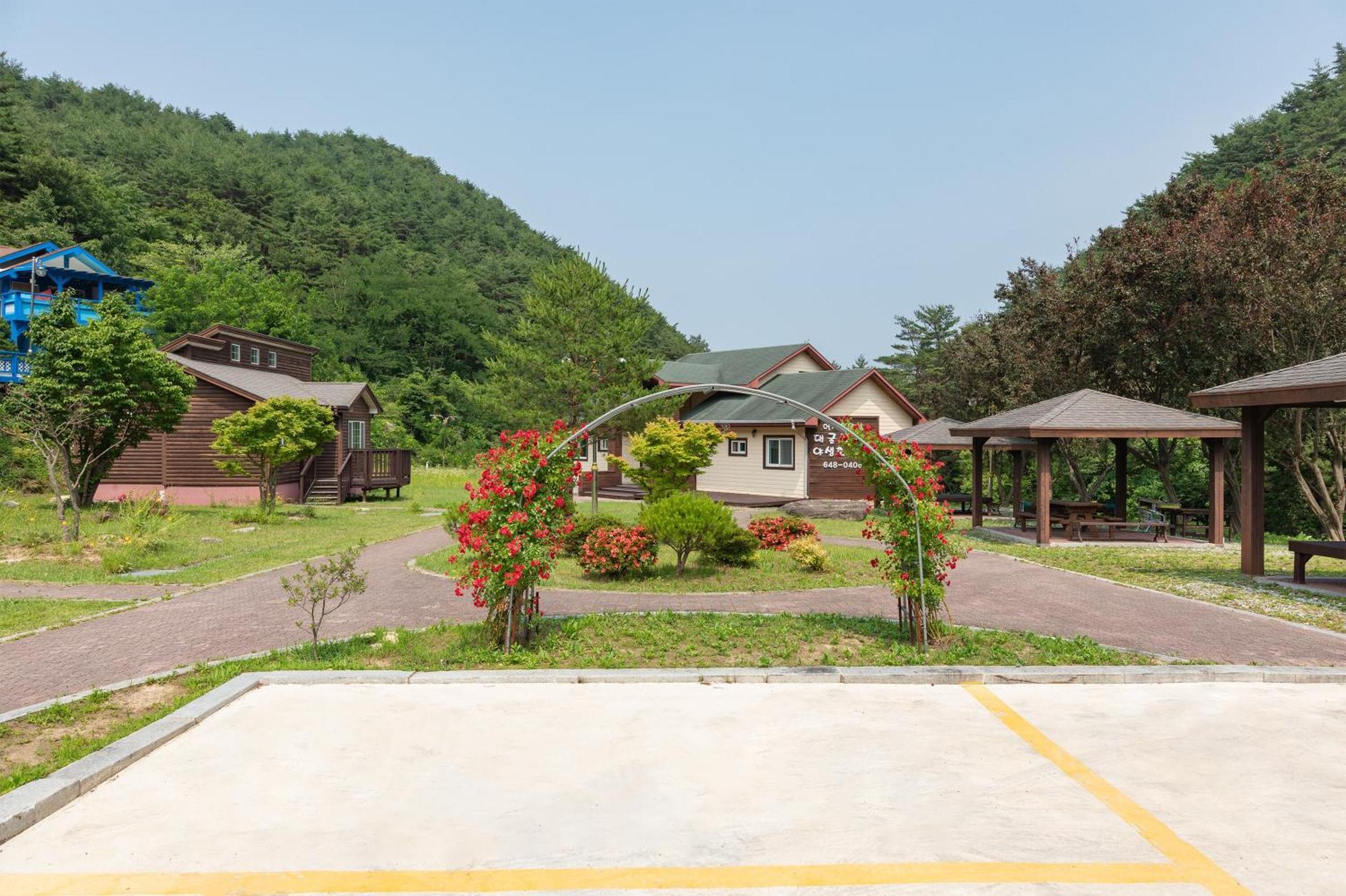 Gangneung Yasaenghwa Maeul Hotel Exterior photo