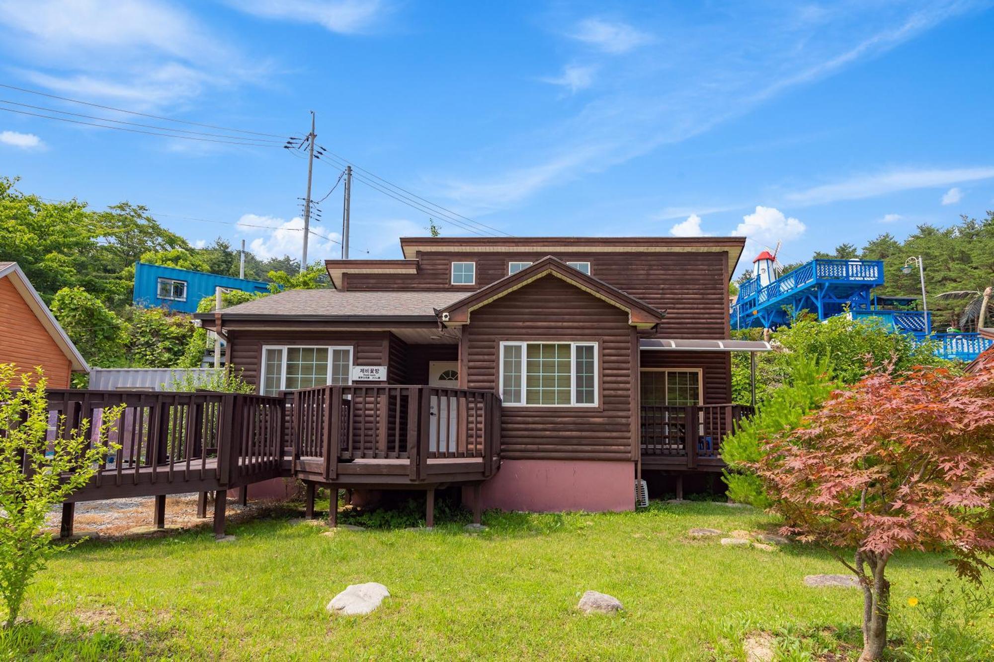 Gangneung Yasaenghwa Maeul Hotel Exterior photo